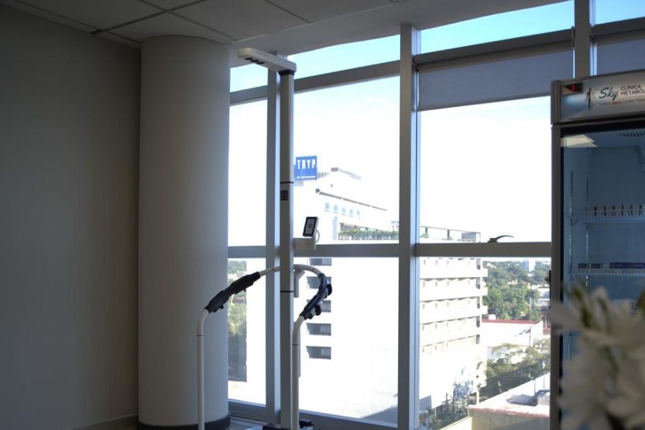 Balanza de bioimpedancia seca mBCA en Sky Cl&iacute;nica Metab&oacute;lica