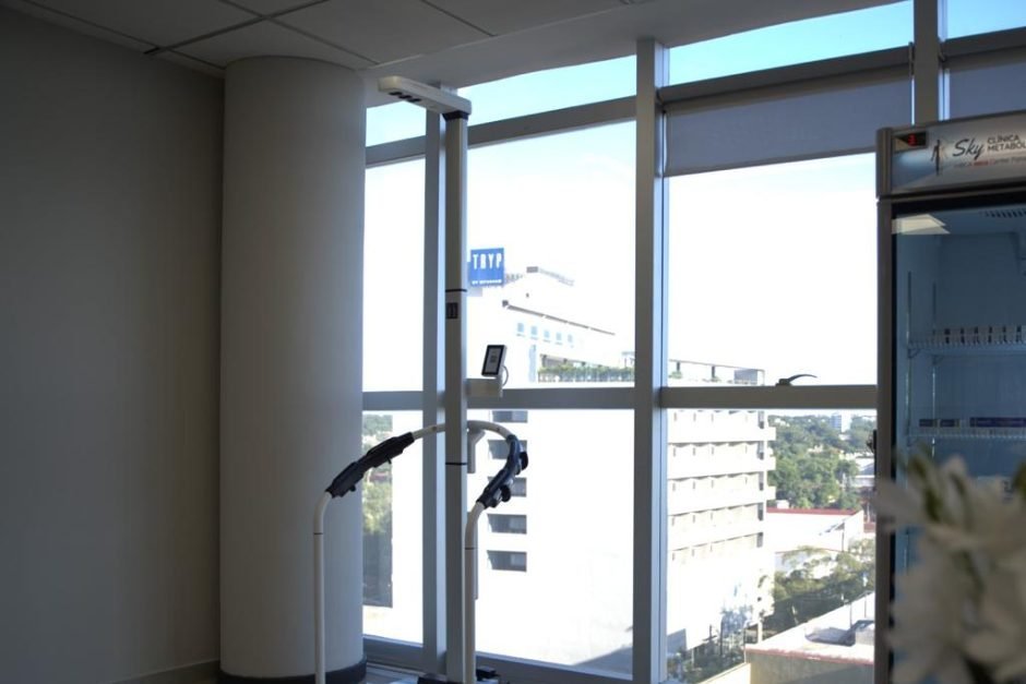 Balanza de bioimpedancia seca mBCA Ultra en Sky Clínica Metabólica