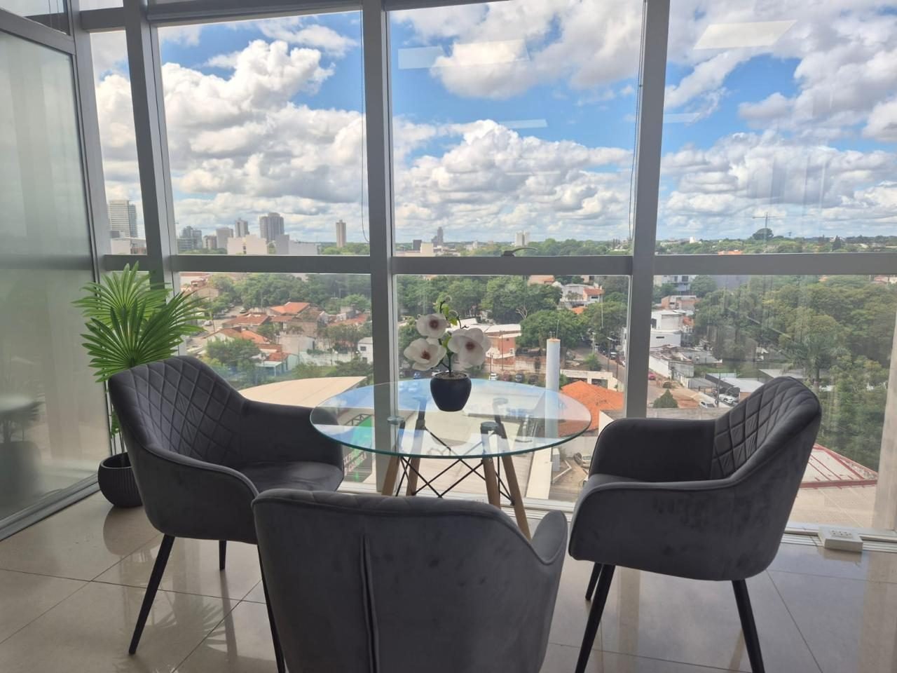 Espacio de café de cortesía con vista al eje corporativo de Asunción