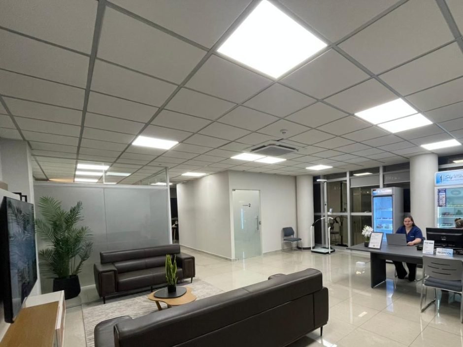 Recepción y sala de espera de Sky Clínica Metabólica